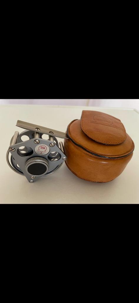 Ari t Hart triangle 1 titanium look, Watersport en Boten, Hengelsport | Vliegvissen, Ophalen of Verzenden, Zo goed als nieuw, Molen