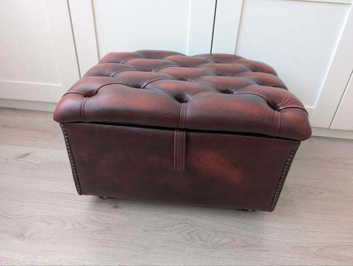 Luxe handgemaakte leren Chesterfield hocker met  obergbank, Huis en Inrichting, Banken | Voetenbanken en Poefen, Zo goed als nieuw