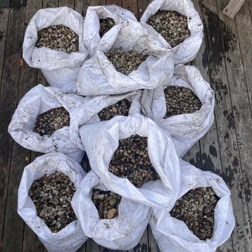Wit dakgrind beschikbaar voor biedingen