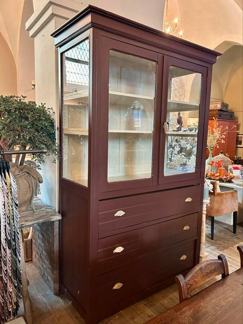 Antieke franse vitrine kast met 3 lades, burgundy, landelijk, Antiek en Kunst, Antiek | Meubels | Kasten, Ophalen