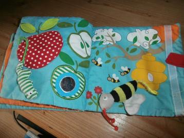 Babyspeelgoed stoffen boekje met poppetjes spiegel geluid ed beschikbaar voor biedingen
