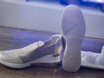 Nieuwe schoenen te koop beschikbaar voor biedingen