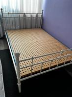 Wit metalen bed met lattenbodem(geperforeerde bodemplaten), Ophalen, Wit, Tweepersoons, Zo goed als nieuw