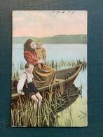 Moeder met kinderen in bootje, Gelopen, Kinderen, Ophalen of Verzenden, Voor 1920
