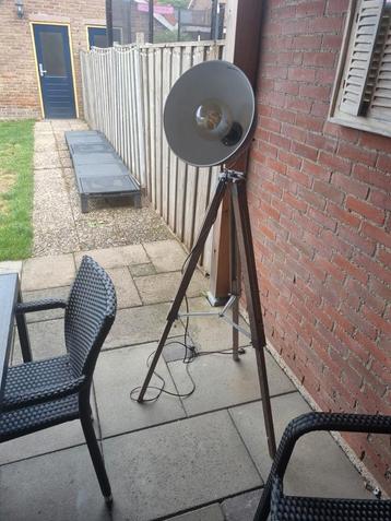 Mooie staande industriële lamp. beschikbaar voor biedingen