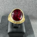 Gouden Ring | 18k | 11,2g | ovale rode steen | 19,25| 395096, Gebruikt, 19 tot 20, Ophalen of Verzenden, Dame of Heer