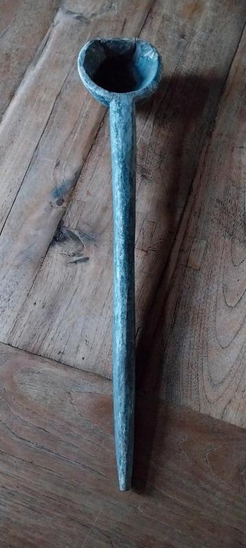 Stoere sobere houten lepel beschikbaar voor biedingen