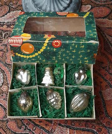 Oude kleine kerstballen  in oud doosje beschikbaar voor biedingen