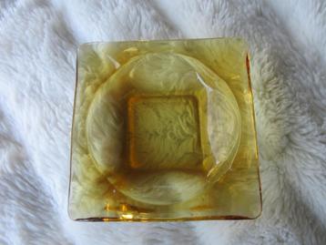 oker gele glazen asbak vierkant beschikbaar voor biedingen