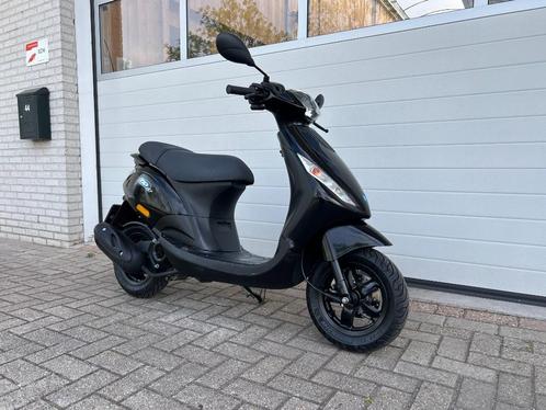 Nette Piaggio Zip 2000 bromscooter. 45km. 4T. Zwart., Fietsen en Brommers, Scooters | Piaggio, Zo goed als nieuw, Zip, Maximaal 45 km/u