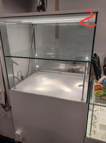 Mooie vitrinekast met verlichting  beschikbaar voor biedingen