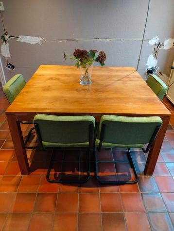 Vierkante houten tafel 1.40x1.40m + stoelen optie beschikbaar voor biedingen