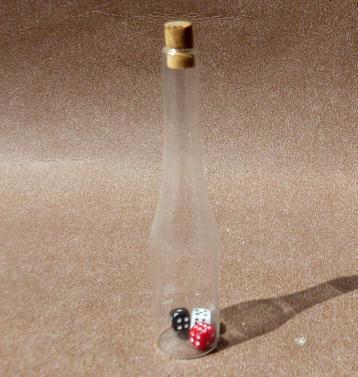 Glazen flesje met mini dobbelsteentjes fles dobbelstenen beschikbaar voor biedingen