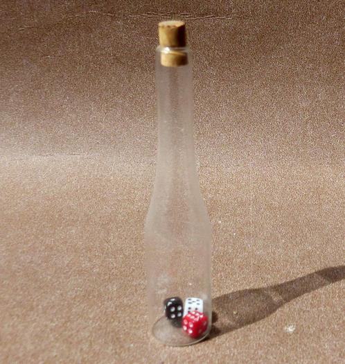 Glazen flesje met mini dobbelsteentjes fles dobbelstenen, Verzamelen, Beelden en Beeldjes, Gebruikt, Overige typen, Ophalen of Verzenden