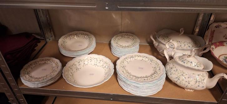 Royal albert servies van de serie caroline, Antiek en Kunst, Antiek | Servies compleet, Ophalen of Verzenden