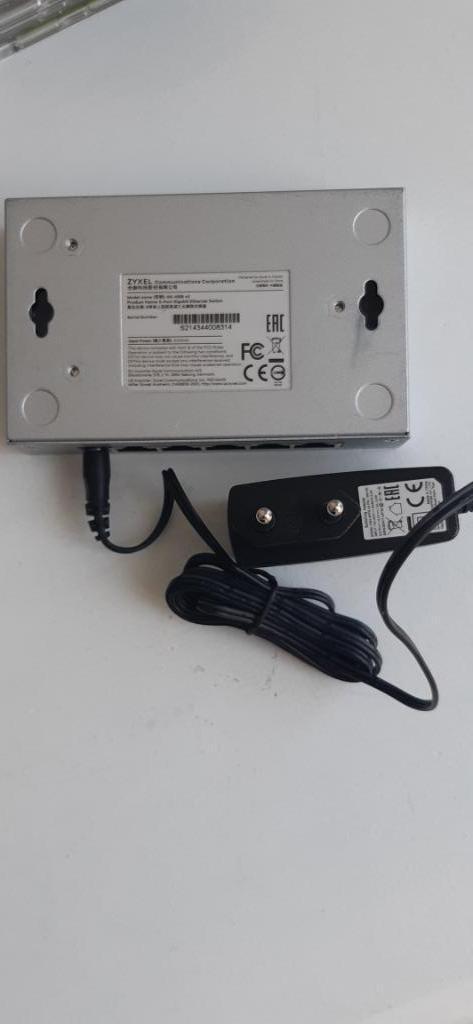 Switch e.a. materialen, Computers en Software, Netwerk switches, Zo goed als nieuw, Ophalen