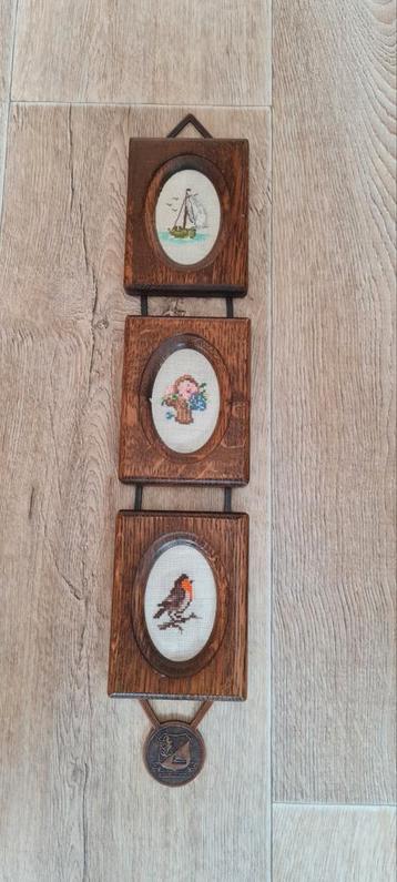 Vintage wandhanger met handgeborduurde kruissteekjes – 3 lui beschikbaar voor biedingen