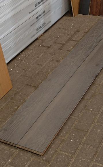 Nieuwe massief grenen fume vloerplanken 98m2 beschikbaar voor biedingen