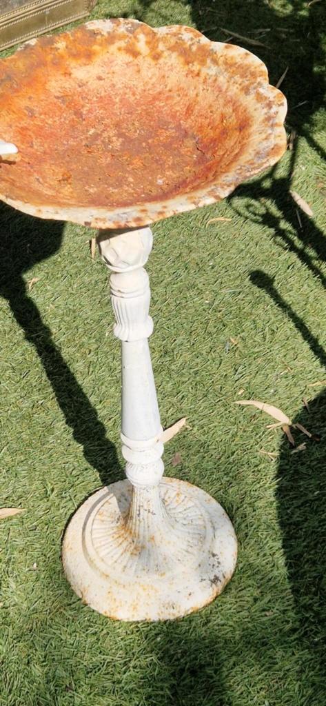 Sierlijk gietijzeren vogelbad op standaard (brocante), Tuin en Terras, Vogelhuisjes en Vogelbaden, Gebruikt, Ophalen of Verzenden