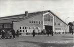 Barneveld (Gld.) Voorzijde Eierhal, veel Volk, brommer solex, Verzenden, 1940 tot 1960, Gelopen, Gelderland