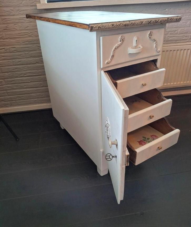 Mooi bewerkt vintage kastje met vier laden., Antiek en Kunst, Curiosa en Brocante, Ophalen