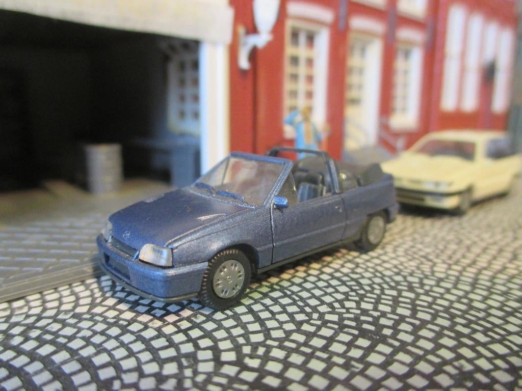 Opel Kadett E Gsi Cabrio - Herpa staalblauwmetallic, Hobby en Vrije tijd, Ophalen of Verzenden, Zo goed als nieuw, Auto, Herpa