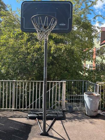 Lifetime basketbalpaal beschikbaar voor biedingen