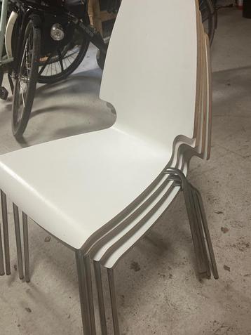 Stapelstoelen 14 stuks beschikbaar voor biedingen