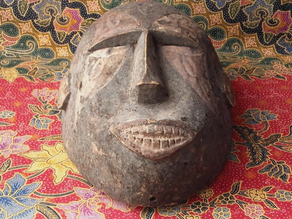 Mooi origineel antiek Igbo masker uit Nigeria voor meisjes., Ophalen of Verzenden