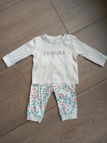K194 Beige pyjama maat 62 beschikbaar voor biedingen