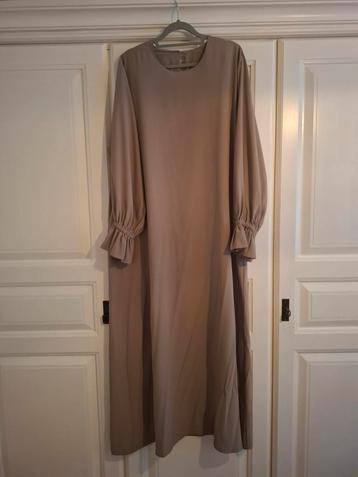 Taupe jurk abaya robe met pofmouwen beschikbaar voor biedingen