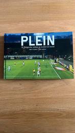 Boek “Plein” 30 belgische velden in woord en beeld, Verzamelen, Ophalen of Verzenden, Zo goed als nieuw, Buitenlandse clubs