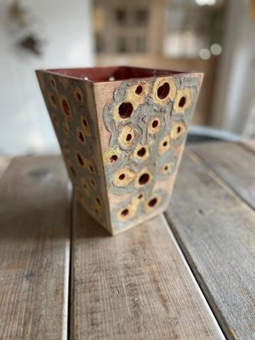 Handgemaakte vierkante vaas met gaten. Taupe terracotta. beschikbaar voor biedingen