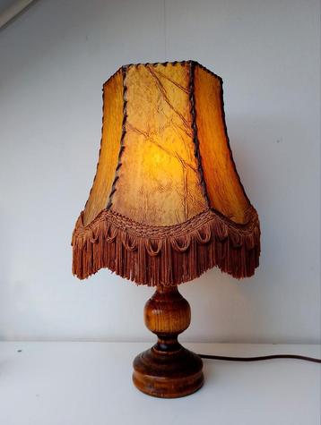 Vintage Varkensblaas Tafellamp met Houten Voet en Franjes beschikbaar voor biedingen