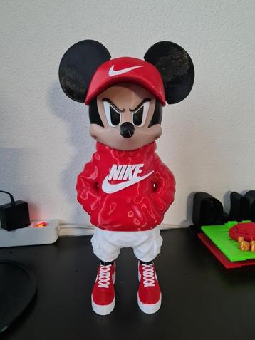 Mickey mouse te koop. beschikbaar voor biedingen
