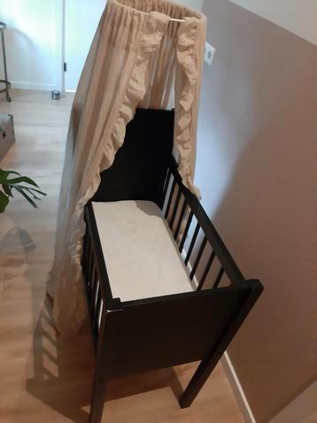 Wieg zwart Kidsmill met hemeltje en piekstok  beschikbaar voor biedingen