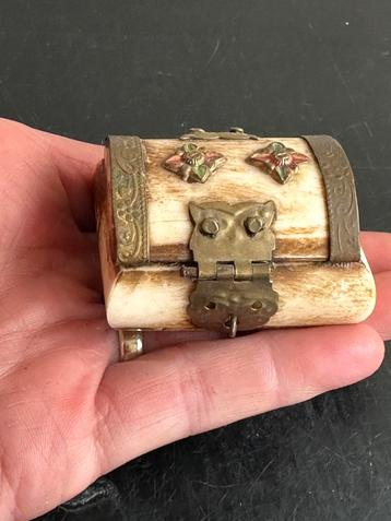 Oud oosters bone pillendoosje 5/4/3 cm H beschikbaar voor biedingen