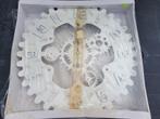 Gave grote wandklok, wit met tandwiel vormen., ., Nieuw, Ophalen of Verzenden, .