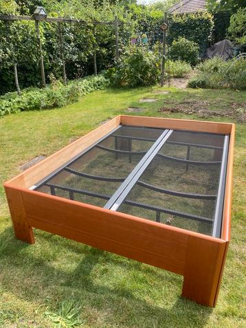 Mooi tweepersoons bed, houten ombouw met spiraalbodem beschikbaar voor biedingen
