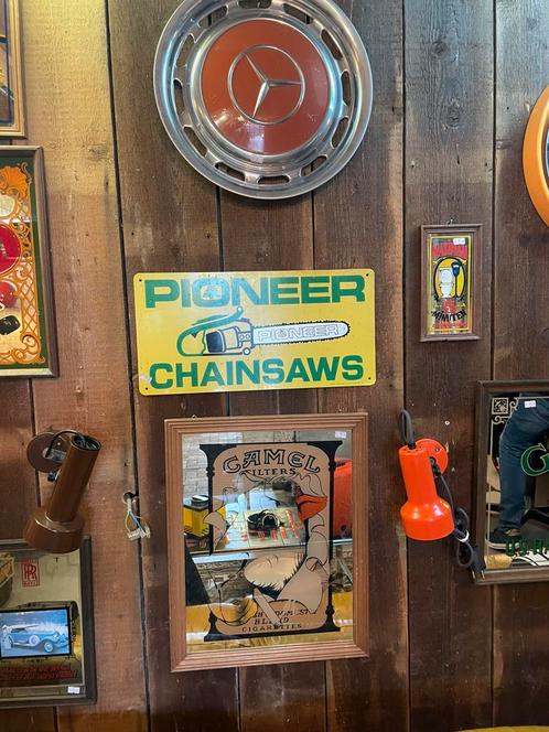 Vintage/ industrieel Pioneer Chainsaws wandbord, blik, Huis en Inrichting, Woonaccessoires | Wanddecoraties, Zo goed als nieuw