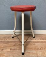 Witte kruk, rode zitting Brabantia - vintage retro stoel, Ophalen, Gebruikt, IJzer