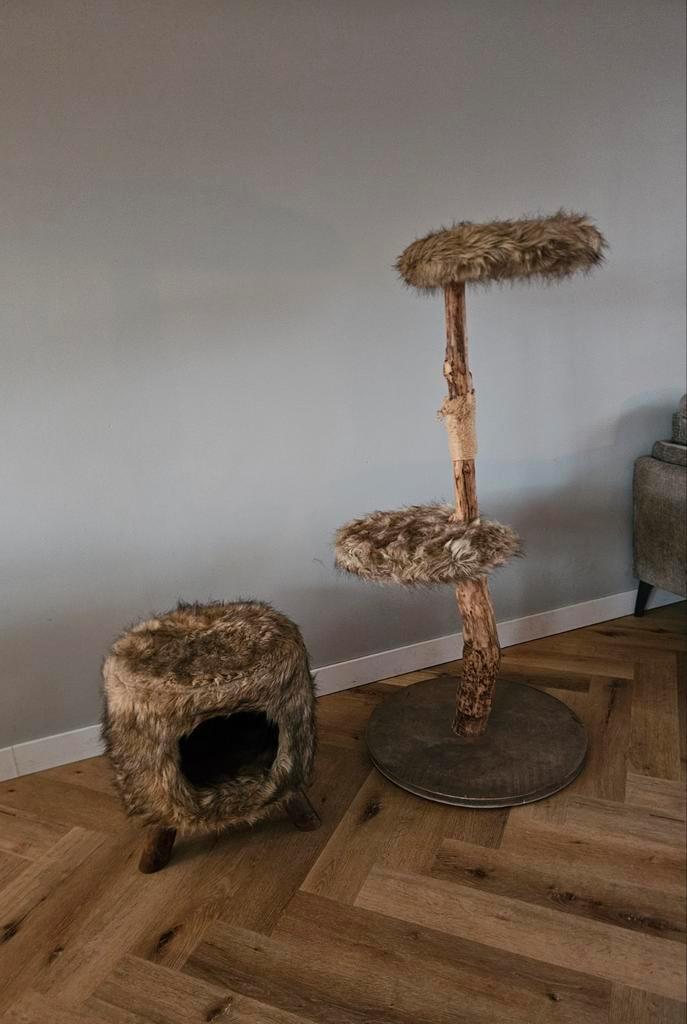 Mooie fluffy kattenpaal/krabpaal event. met bijpassende kruk, Dieren en Toebehoren, Krabmeubelen, Krabpaal, Ophalen