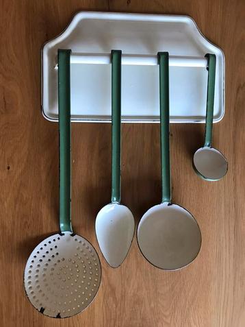 Crème kleurige emaille Lepelrek jaren 50/60 beschikbaar voor biedingen