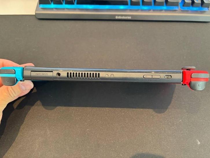 Nintendo Switch OLED + Games & Accessoires, Spelcomputers en Games, Games | Nintendo Switch, Zo goed als nieuw, Avontuur en Actie