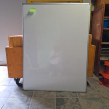 Whiteboard maat 90x 1.20 mtr van school  beschikbaar voor biedingen