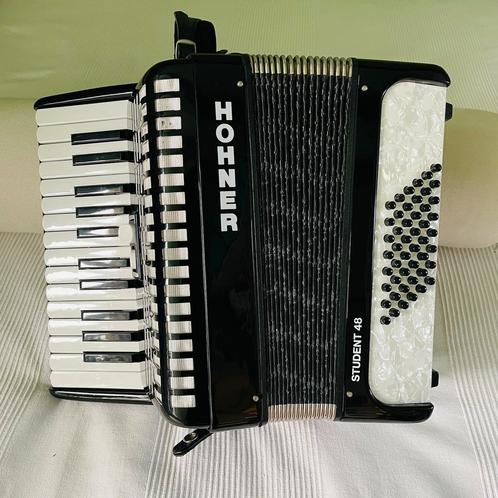 HOHNER student 48 bas, Muziek en Instrumenten, Accordeons, Zo goed als nieuw, 48-bas, Hohner, Met koffer, Met riemen, Ophalen