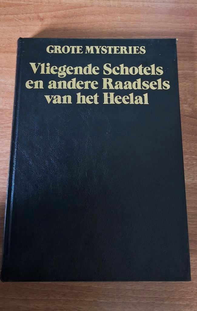Vliegende Schotels & Heelal Mysteries - Oud Boek, Boeken, Esoterie en Spiritualiteit, Gelezen, Verzenden