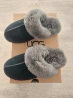 Nieuw zwart grijze UGG Scuffette maat 36, Ophalen of Verzenden, Nieuw, Zwart, Pantoffels of Sloffen