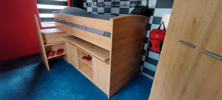 Hele mooie halfhoogslaper met bureaublad en linnenkast, Kinderen en Baby's, Kinderkamer | Stapelbedden en Hoogslapers, Zo goed als nieuw