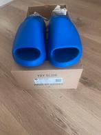 Yeezy slides Azure - Maat 42, Kleding | Heren, Schoenen, Ophalen of Verzenden, Nieuw, Blauw, Slippers